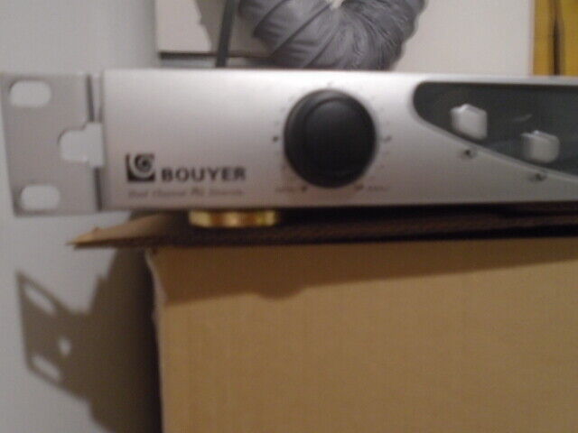 BOUYER Microphone & récepteur UHF GZ-2802. Récepteur UHF – 16 fréquences