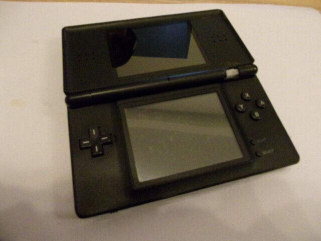 Nintendo DS Lite Noire fonctionne mais une charnière cassée